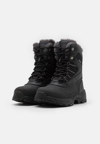 Schwarze isolierte Stiefel mit Kunstfellfutter, Schnürung vorne, Gummisohle und verstärkter Zehenkappe. Mit metallischen Ösen und strukturierten Mustern.