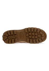 Suola delle calzature ECCO in materiale gommoso marrone, con un motivo di grip testurizzato e contorni distintivi. Presenta il marchio "ECCO TRACK".