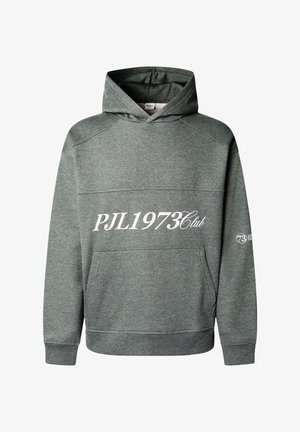 Hallidehall, kus on suur valge "PJL1973Club" trükk, kenguru tasku ja soonikkoesed varrukad. Omab nööriga kapuutsi ja pehmet tekstuuri.