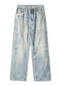 Jeans in denim blu sbiadito con una vestibilità ampia, caratterizzati da motivi strappati e borchie decorative disposte a forma di stella sul davanti.