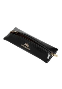 Zwarte leren etui met een glanzende afwerking, voorzien van een ritssluiting en een in goud reliëf gedrukt logo. Compact, rechthoekig ontwerp.