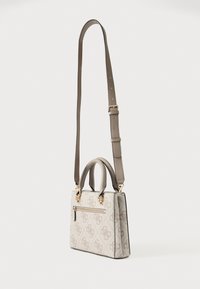 Beige handtas met een gestructureerd logopatroon, voorzien van dubbele handvatten bovenaan, een afneembare schouderband en goudkleurige metalen accenten.