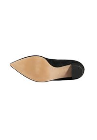Scarpa nera in suede con tacco alto, punta affusolata, tacco piatto e suola nuda; texture liscia con design semplice; accenti minimi.