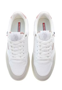 Vita lädersneakers med rosa accenter, texturerad beige sula, perforerat detalj på tån, och varumärke på tungan och sidan.