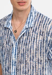 Korte mouwen, gestreepte button-up hemden in blauwe, witte en bruine tinten; beschikt over een gestructureerde weving en een kraag met witte knopen.