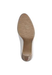 Semelle d'une chaussure blanche pour femme taille 37 avec une semelle extérieure en caoutchouc beige comportant des rainures horizontales pour l'adhérence et un petit talon.