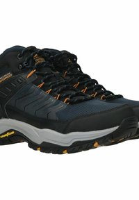 Schwarze wasserdichte Wanderschuhe für draußen mit Mesh-Obermaterial, grauen Akzenten, orangen Schnürsenkeln und robustem Gummisohle mit Goodyear-Logo.