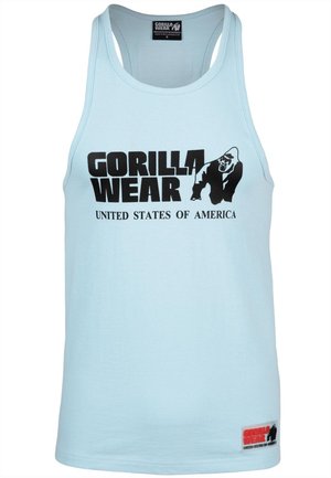 Lichtblauw tanktop van katoen, met grote zwarte tekst "GORILLA WEAR" en "VEREENIGDE STATEN VAN AMERIKA," met een logo-afbeelding en een labeltag.