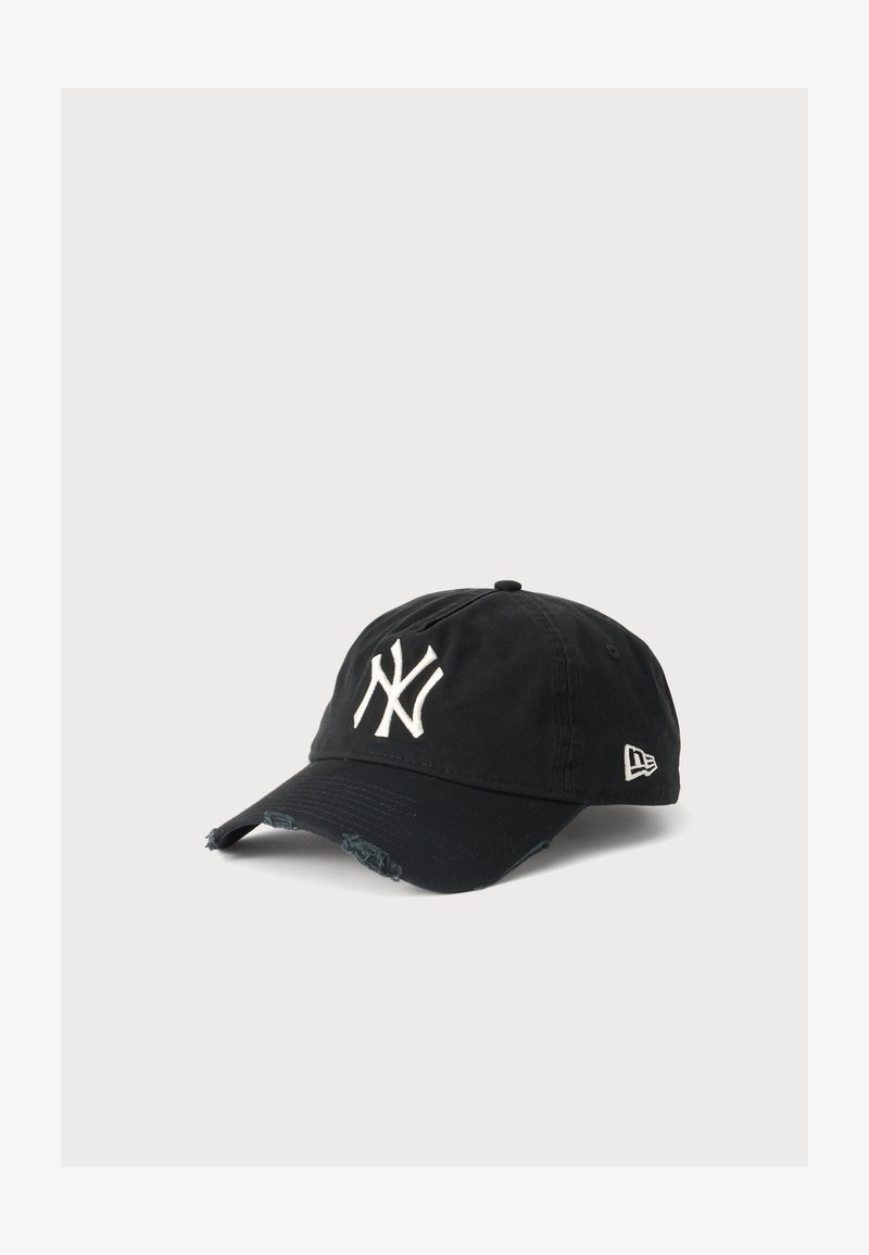 Μαύρο καπέλο baseball με λευκό λογότυπο New York Yankees και μικρές φθορές στο κυρτό γείσο, παρουσιάζεται σε απλό ανοιχτό φόντο.