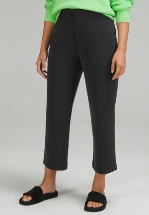 - Spodnie treningowe