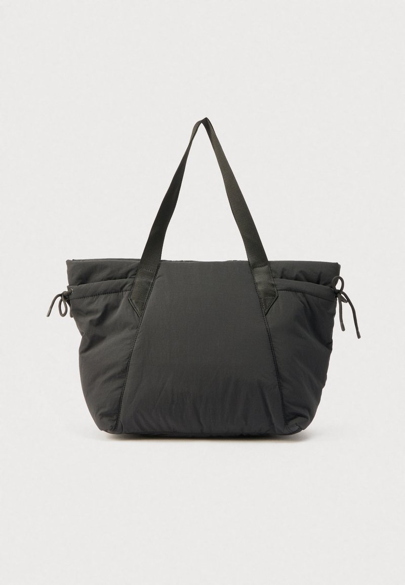 Sac fourre-tout noir en nylon matelassé avec une texture douce. Comprend de longues anses et des fermetures à cordon de serrage sur les côtés.