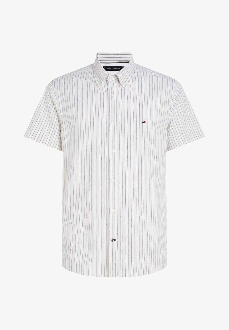 Chemise blanche à manches courtes avec boutons, fines rayures verticales noires et petit logo Tommy Hilfiger sur le côté gauche de la poitrine.