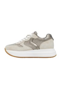 Beżowe i szare zamszowe sneakersy z białymi sznurowadłami, metalicznym akcentem, grubą białą podeszwą i gumową wkładką, widok z boku.