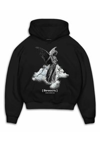 Sudadera negra con una gran gráfica de un ángel alado en escala de grises, con nubes blancas y el texto "[ Вечность ] PRIMAVERA VERANO 2020" debajo.