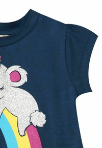 Navyblaue Baumwoll-T-Shirt mit einem glitzernden weißen Koala und einem Regenbogen-Design. Kurze Ärmel mit gerafftem Detail an der Schulter.