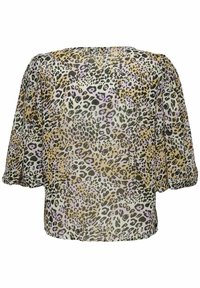 Transparent blus med rundad halsringning, korta puffärmar, med ett flerfärgat leopardtryck i beige, svart och lavendel.