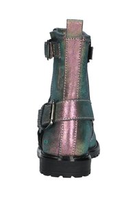 Kleurvolle enkelboot in iriserend blauw-groene leer. Voorzien van twee verstelbare gespen, zwarte rubberen zool en textuurelementen.