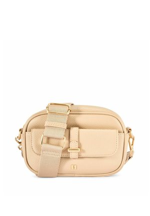 Beżowa torba na ramię wykonana z fakturowanej skóry, z przednią kieszenią na klapę, regulowanym szerokim paskiem materiałowym oraz złotymi metalowymi elementami na białym tle.