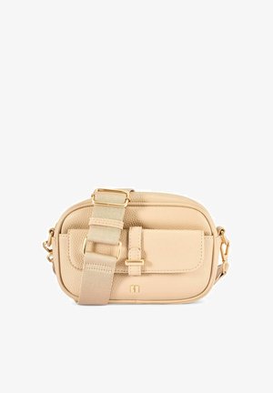 Beżowa torba na ramię wykonana z fakturowanej skóry, z przednią kieszenią na klapę, regulowanym szerokim paskiem materiałowym oraz złotymi metalowymi elementami na białym tle.