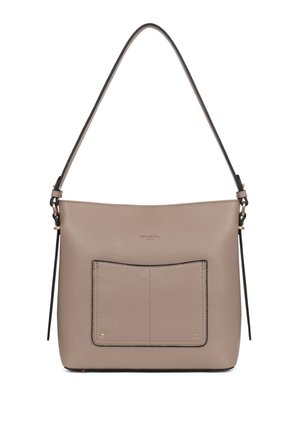 Torba na ramię z taupe skórą, z przednią naszywaną kieszenią, pojedynczym regulowanym paskiem oraz subtelnym wytłoczonym nazwą marki na górze pośrodku.