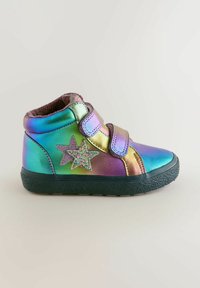 Wysokie buty z holograficzną, iryzującą powierzchnią, zdobione fioletowymi gwiazdami oraz dwoma paskami na rzep do zapięcia. Czarna gumowa podeszwa.