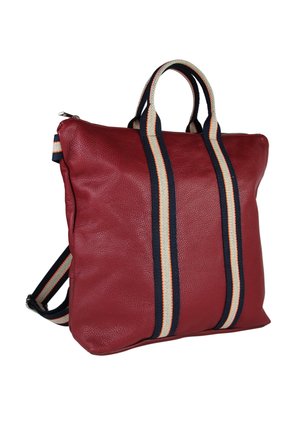Sac en cuir rouge avec surface texturée, arborant deux rayures en crème, marine et orange. Deux poignées et une bandoulière ajustable pour plus de polyvalence.