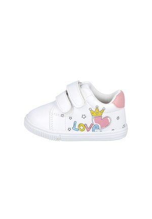 Zapatillas blancas con un diseño cosido, que cuentan con cintas de Velcro, un talón rosa y un gráfico colorido de "Love" con una corona y estrellas.