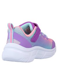Sneaker viola e menta con tomaia in rete testurizzata, suola bianca e cinturino regolabile, dotate di una linguetta posteriore per facilitarne l'indossamento.