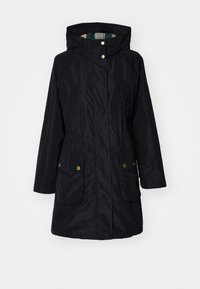 Zwarte waterdichte jas met een capuchon, taille-invoering, twee voorkeurs en gouden hardware accenten. Gladde textuur en middellange ontwerp.