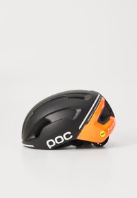 Casco da bicicletta nero con accenti arancioni, dotato di aperture di ventilazione, dettagli riflettenti, logo POC e tecnologia MIPS per una maggiore sicurezza.