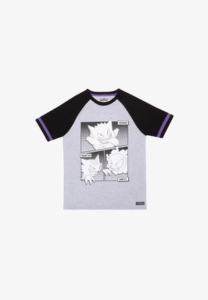T-shirt grigio con maniche raglan nere, caratterizzato da tre personaggi Pokémon in stile cartone animato sulla parte anteriore. Include dettagli viola.