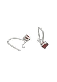 Orecchini d'argento con design ad uncino curvo, caratterizzati da ovali pietre rosse incastonate in montature a punta, che mettono in mostra un metallo liscio e una finitura lucida.