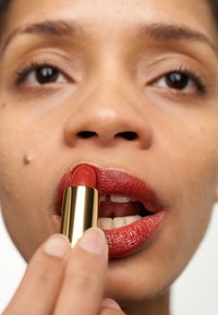 LANCÔME L'ABSOLU ROUGE INTIMATTE - Leppestift - knitted red