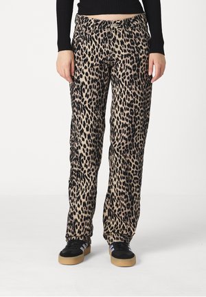 Luipaardmotiefbroek gemaakt van zachte stof, met een relaxed fit en een brede tailleband. Geaccentueerd met zwarte vlekken op een beige achtergrond.