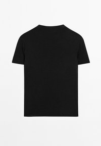 Sort t-shirt med korte ærmer lavet af bomuld, der har rund hals, løstsiddende pasform og ensfarvet ryg uden synlige logoer eller mønstre.