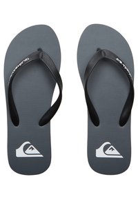 Grå flip-flops med teksturerede såler og sorte gummistropper. Har et hvidt logo på hælen af den højre sko.