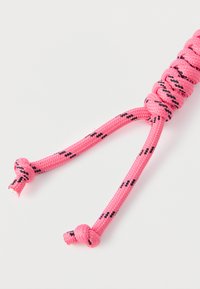 Ροζ πλεγμένο σκοινί με μαύρες λεπτομέρειες, με δύο κόμπους σε κάθε άκρο. Η υφή της επιφάνειας υποδηλώνει ανθεκτικότητα και ευκαμψία.