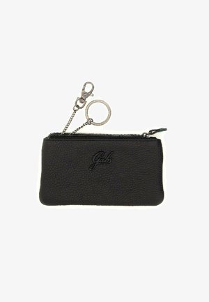 Pochette zippée en cuir noir avec surface texturée, dotée d'une chaîne en argent et d'un attache-clés rond. Logo embossé à l'avant.