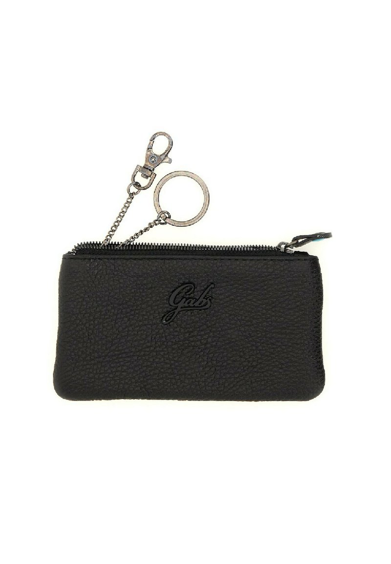 Funda de cuero negro con cremallera y superficie texturizada, con una cadena plateada y un anillo redondo para llaves. Logo grabado en la parte frontal.