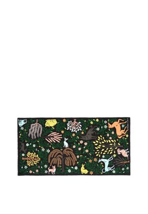 Alfombra rectangular con un fondo negro que presenta ilustraciones coloridas de animales, árboles y flores en colores vibrantes y patrones intrincados.