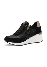 Sneaker nera con una combinazione di materiali in pelle e camoscio, suola a cuneo bianca, zip laterale e dettagli in metallo argentato.