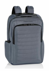 Sac à dos en tissu gris avec un dos et des bretelles rembourrées, comportant deux compartiments zippés, une poche avant et des panneaux latéraux texturés.