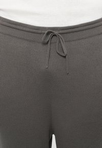Grå ribbede joggebukser med snøring i livet, med en myk tekstur og en behagelig stretch for uformelt bruk.