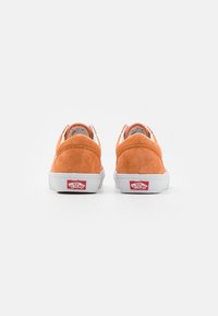 Baskets en daim orange au design basse, semelle en caoutchouc blanche et étiquette logo rouge au talon. Comprend un bout arrondi et un col rembourré.