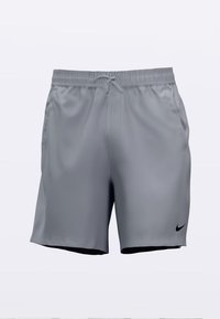 Grå treningsshorts med elastisk midjebånd, snøring og svart Nike-logo. Glatt stoff med lengde over kneet og løs passform.