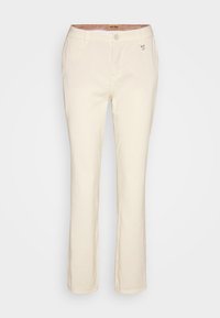 Κρεμ κοτλέ παντελόνι με ίσια γραμμή, διαθέτει μπροστινό κουμπί, θηλιές ζώνης και μια διακριτική λεπτομέρεια λογότυπου στην τσέπη.