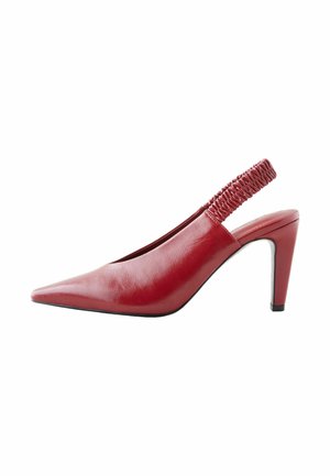 Rode leren hoge hak slingback schoen met een spitse neus en een verzamelde elastische band bij de hak. Gladde textuur en een slank design.