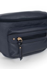 Borsa in pelle blu navy con superficie texture, caratterizzata da una zip e dettagli dorati, chiusura superiore con zip e una tasca frontale con zip.