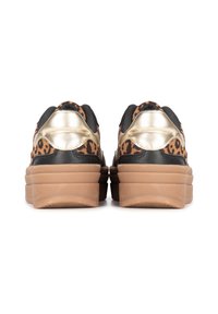 Sneaker con una combinazione di colori marrone e nero, caratterizzati da una stampa leopardata sulla parte superiore, dettagli metallici dorati e una suola spessa e testurizzata.