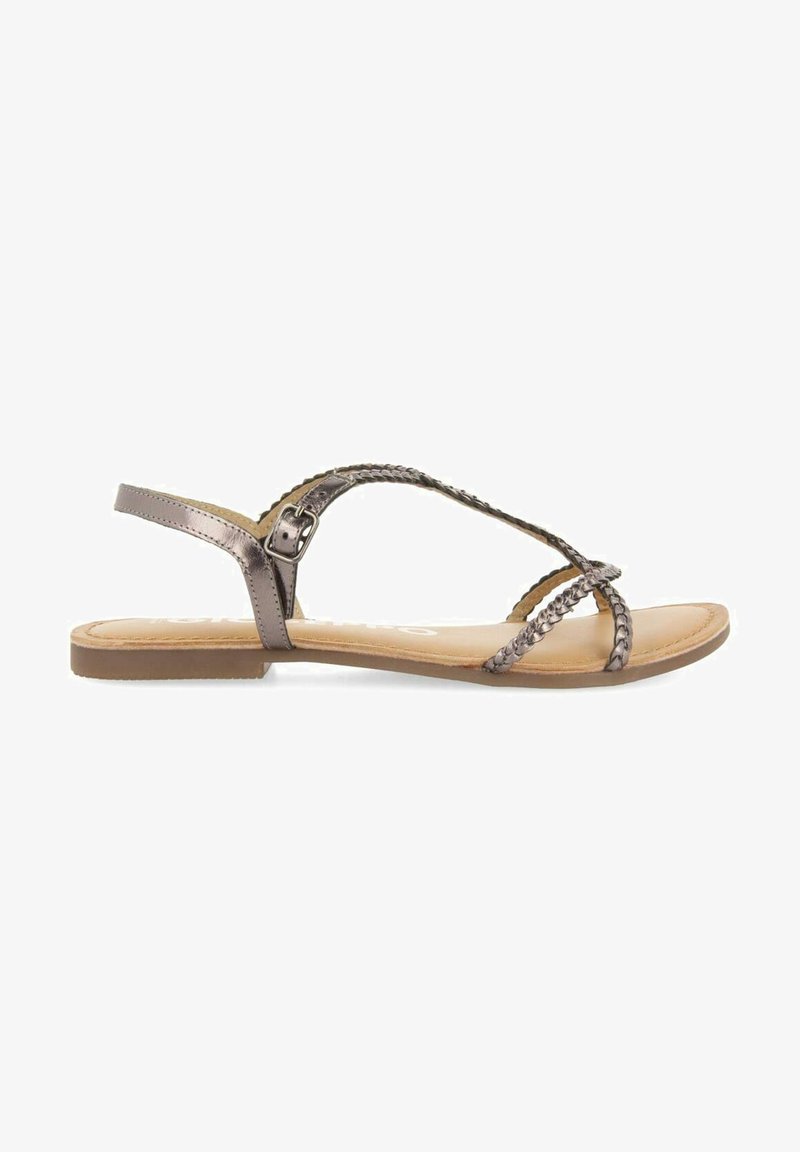 Flache Sandalen in bronzefarbenem Metallic, mit geflochtenen Riemen, verstellbarem Knöchelbereich und einer glatten beigen Innensohle mit minimalem Profil.